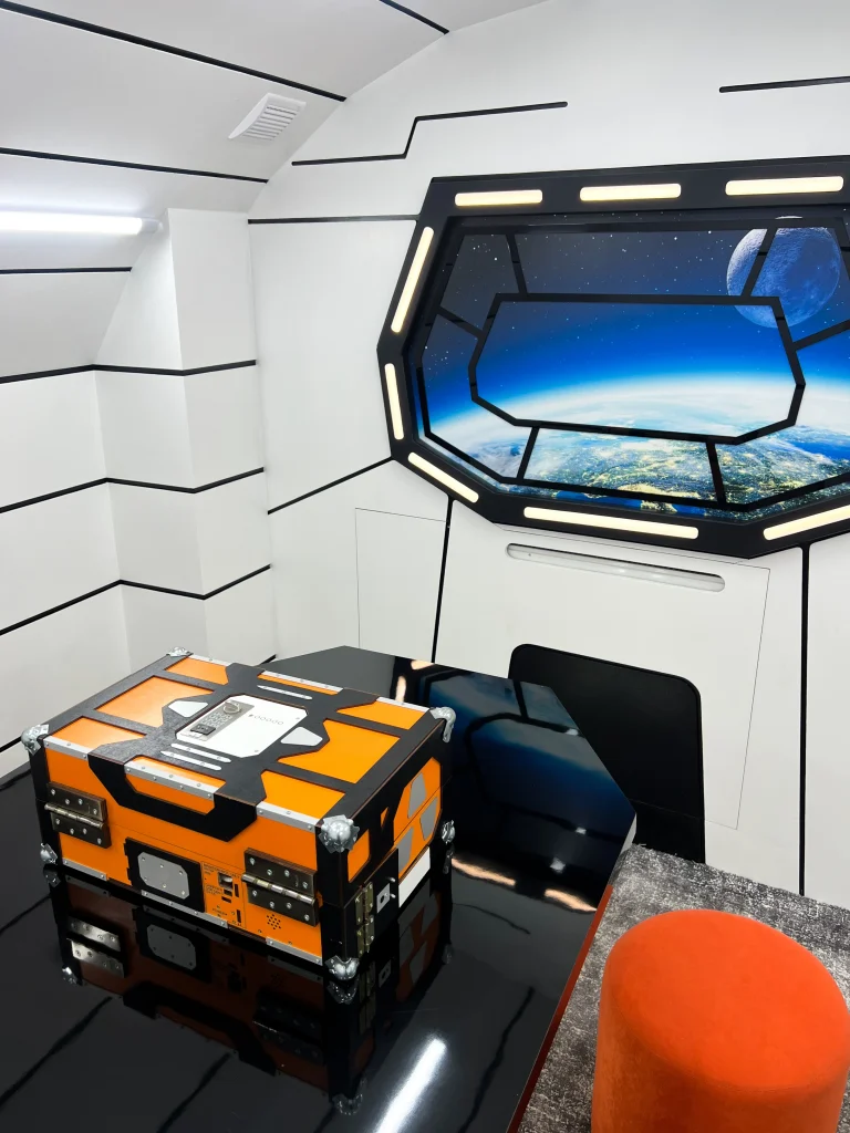 wnętrze pokoju escape room wawel w stylu kosmicznym