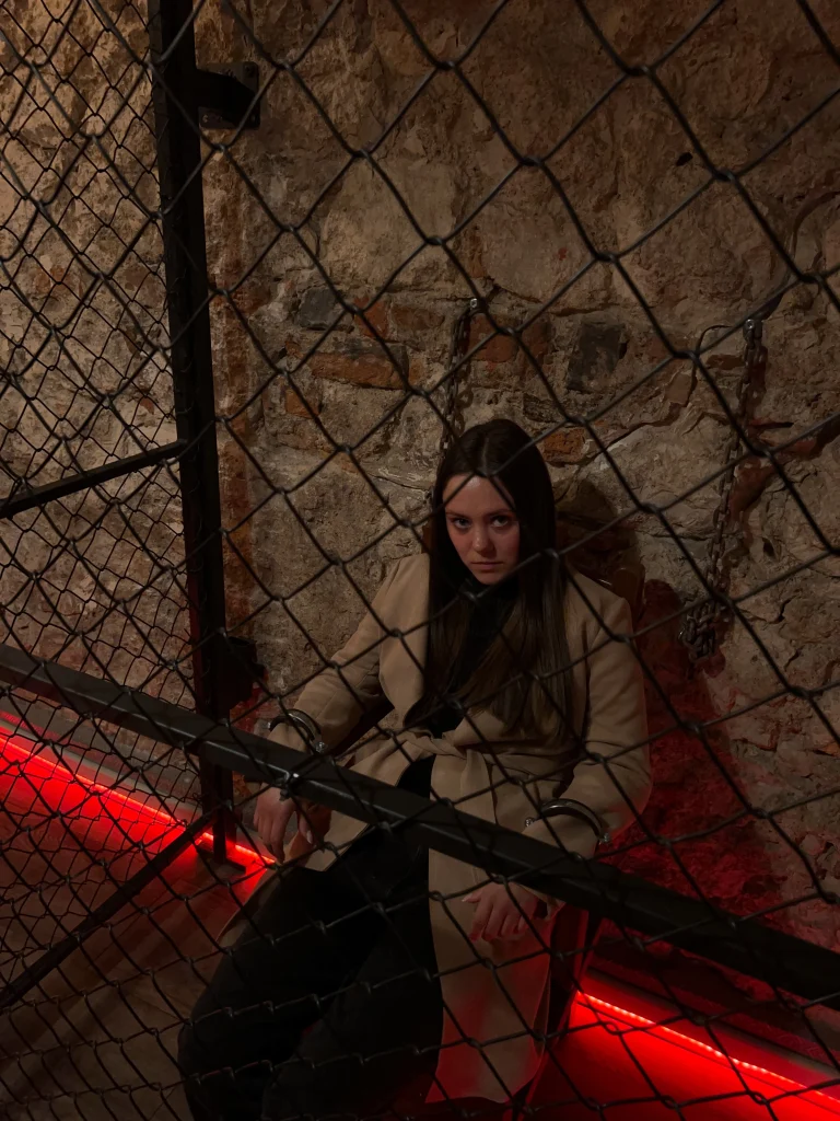 szalona osoba biorąca udziała w grze w escape room Wawel