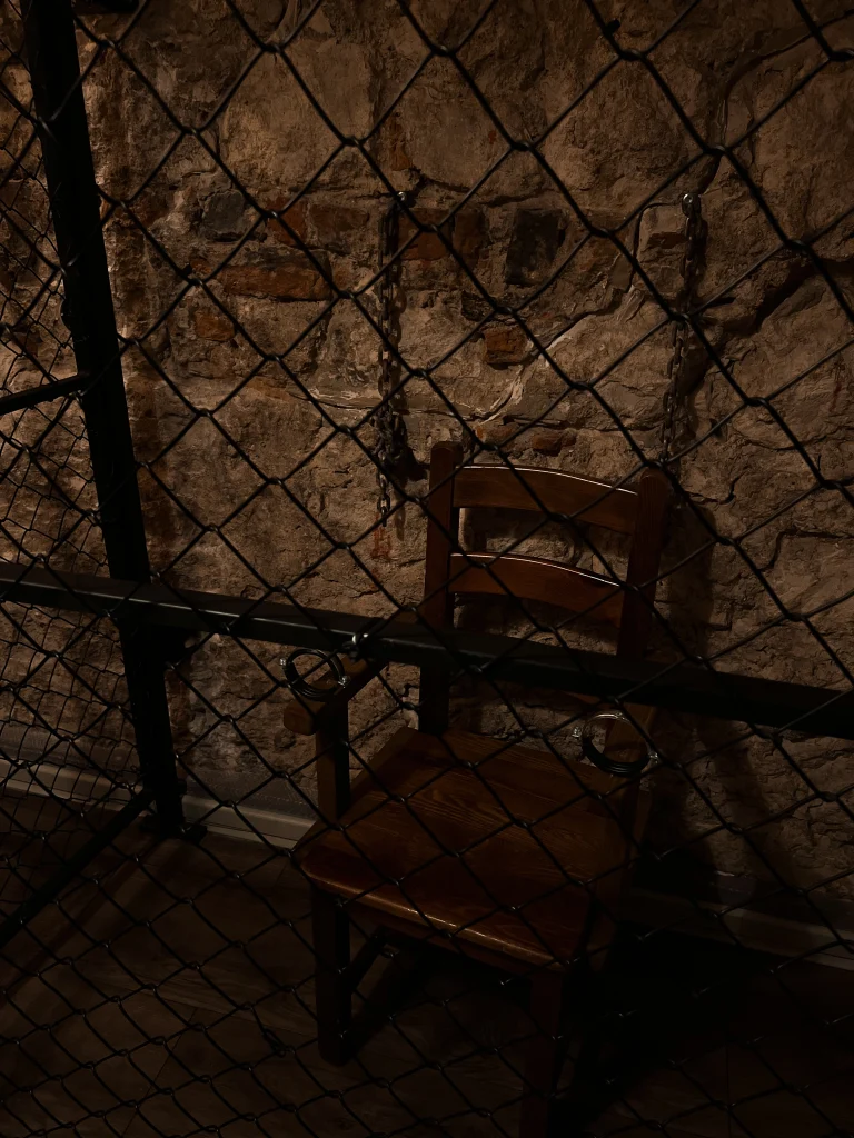 krzesło czekające na szalenca w escape room w stylu horroru