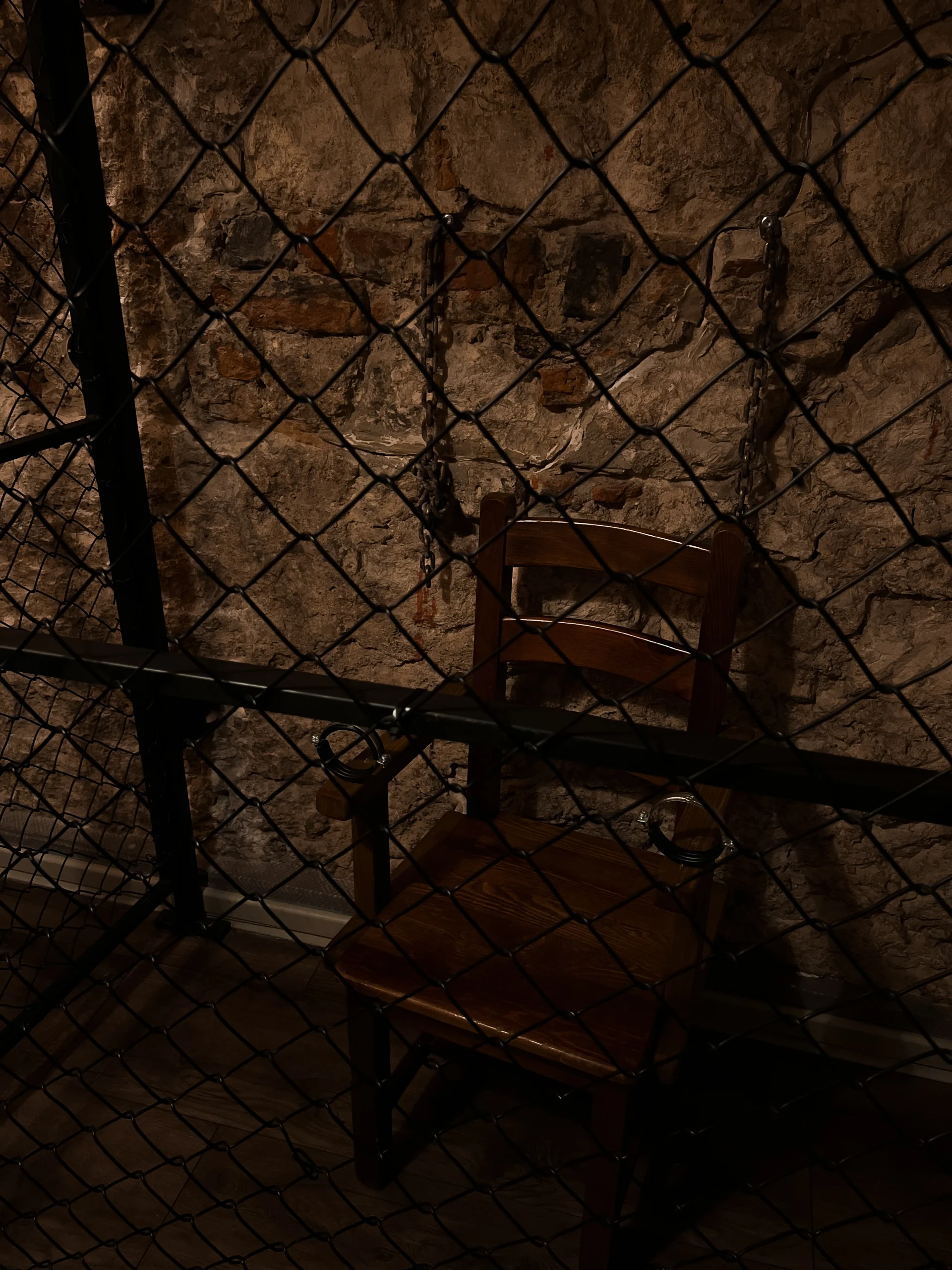 krzesło czekające na szalenca w escape room w stylu horroru