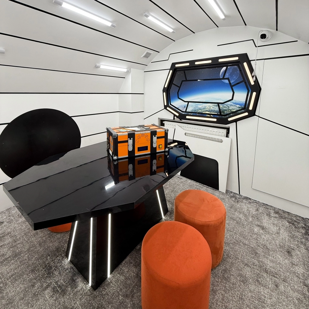 wnętrzne statku kosmicznego - futurystyczneg pokoju zagadek w Krakowie